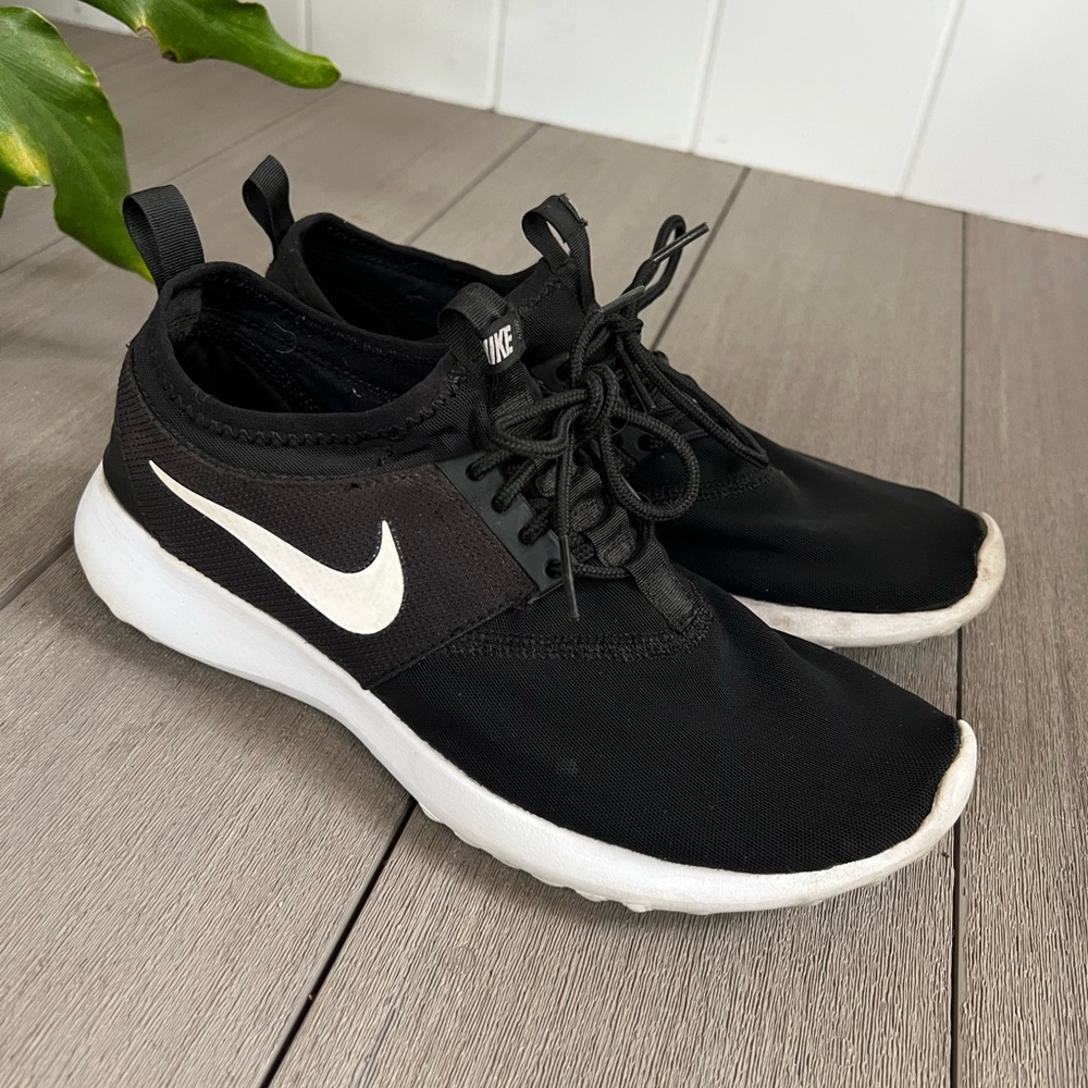 Nike Black and White Athletic Shoes